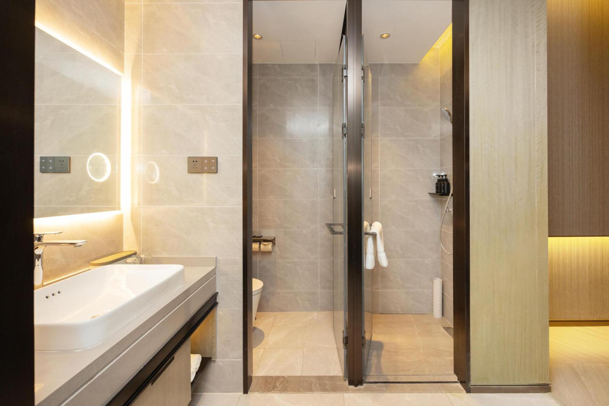 Atour X Hongqiao National Exhibition Qibao Old Street Hotel 3*